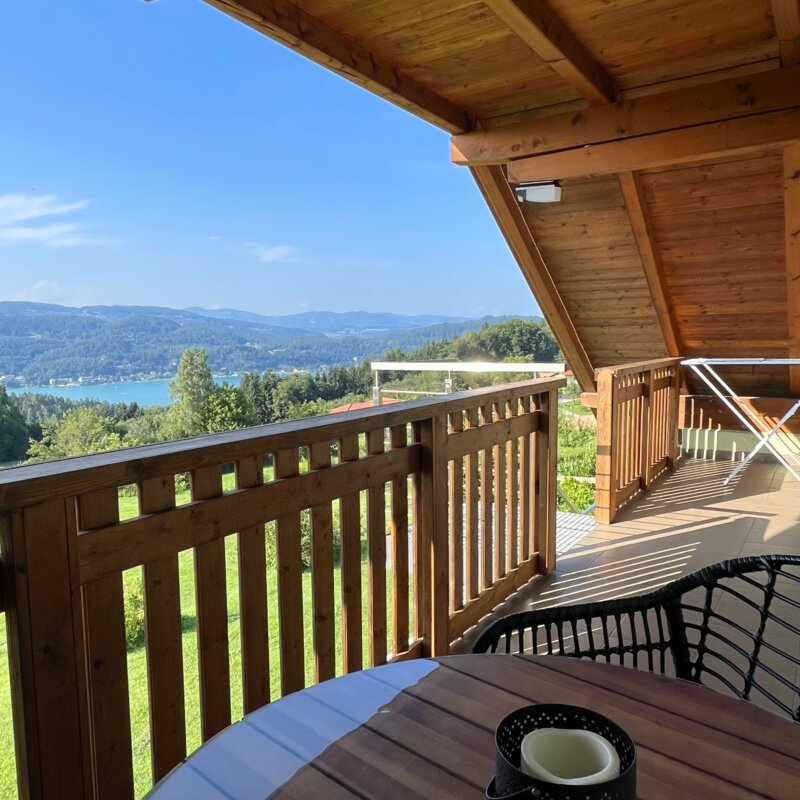 Enjoy your morning coffee or an evening glass of wine with this stunning panoramic view over Lake Wörthersee. The covered balcony is the perfect spot to relax and take in the beauty of every season.