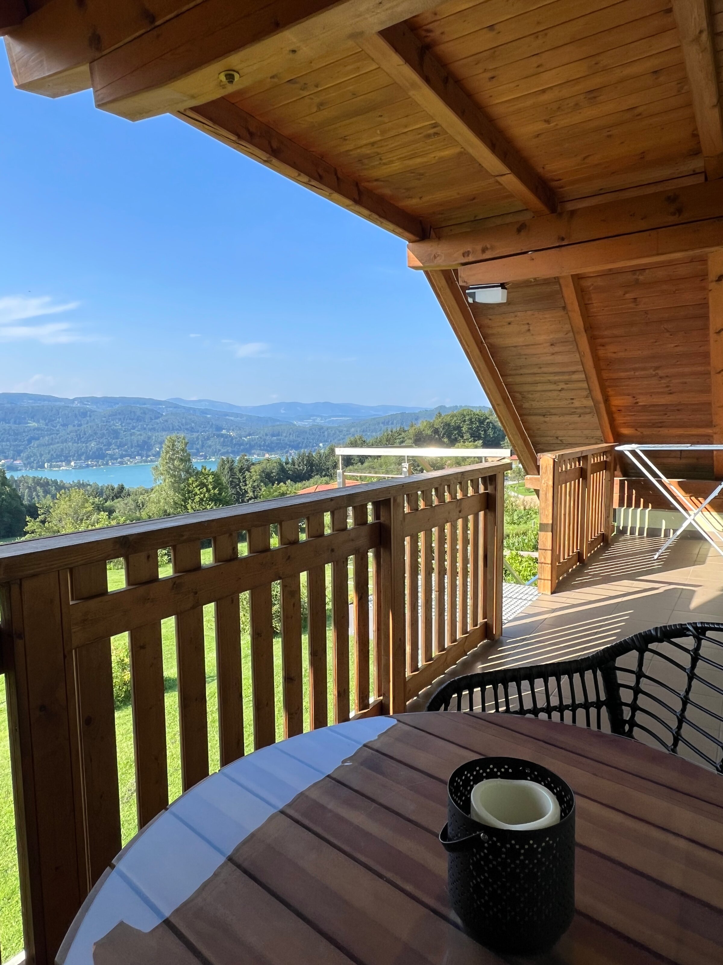 Enjoy your morning coffee or an evening glass of wine with this stunning panoramic view over Lake Wörthersee. The covered balcony is the perfect spot to relax and take in the beauty of every season.