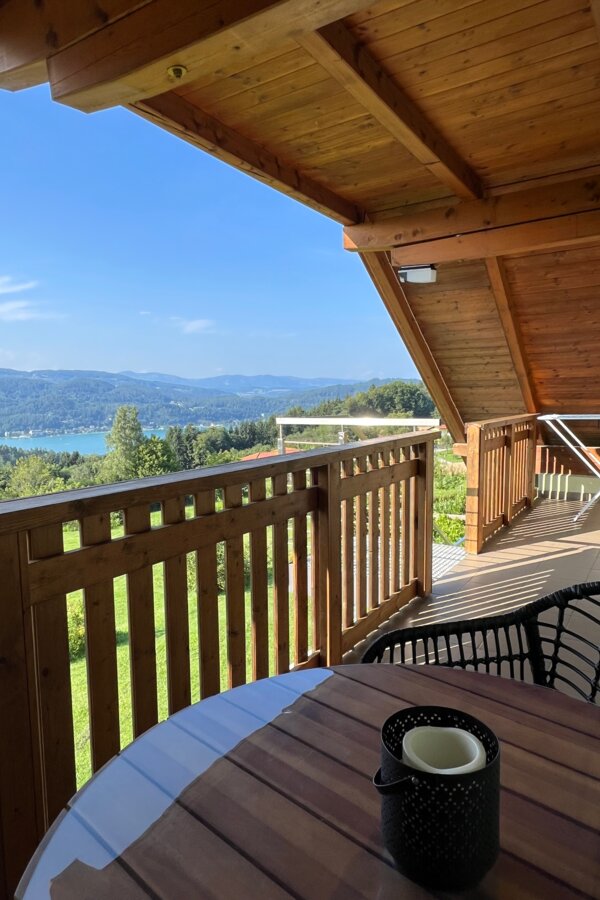 Enjoy your morning coffee or an evening glass of wine with this stunning panoramic view over Lake Wörthersee. The covered balcony is the perfect spot to relax and take in the beauty of every season.
