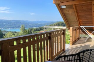 Genieße deinen Kaffee oder ein Glas Wein mit diesem herrlichen Weitblick über den Wörthersee. Der überdachte Balkon bietet zu jeder Jahreszeit einen besonderen Platz zum Verweilen und Durchatmen.