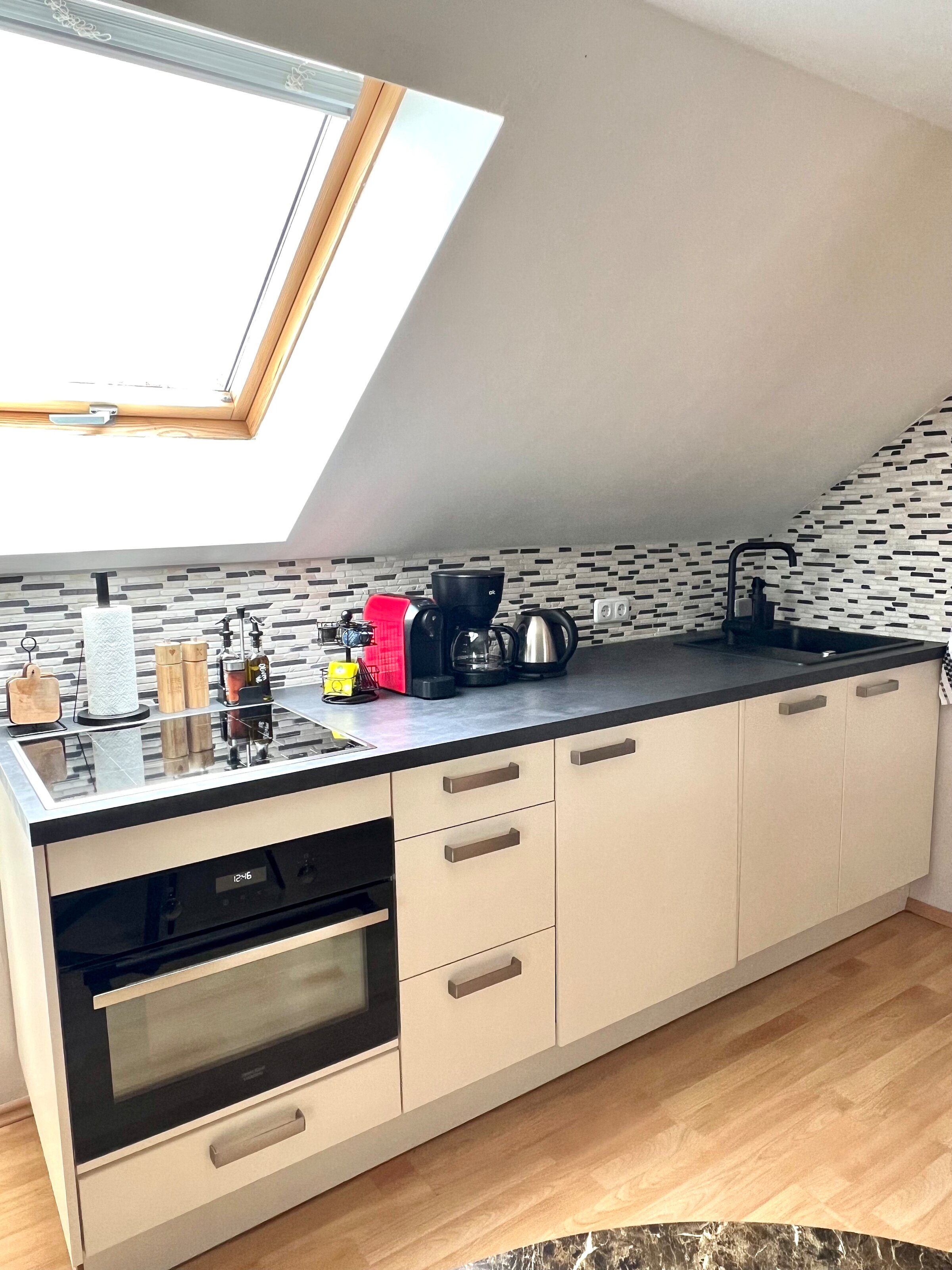 Fully equipped kitchenette with induction hob and combination microwave with grill function