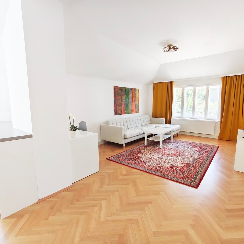 Großzügiger offener Wohnraum mit integrierter Küche und Arbeitsplatz, rechts die Tür zum Schlazimmer.