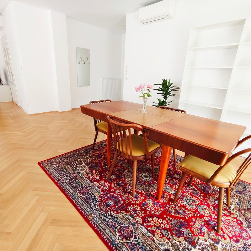 Um einen reizvollen Kontrast zu den übrigen modernen Möbelstücken zu erzielen, wurde der Tisch und die 4 Stühle mit Sorgfalt ausgewählt. Die Eigentümerin ist auch eine bildende Künstlerin.