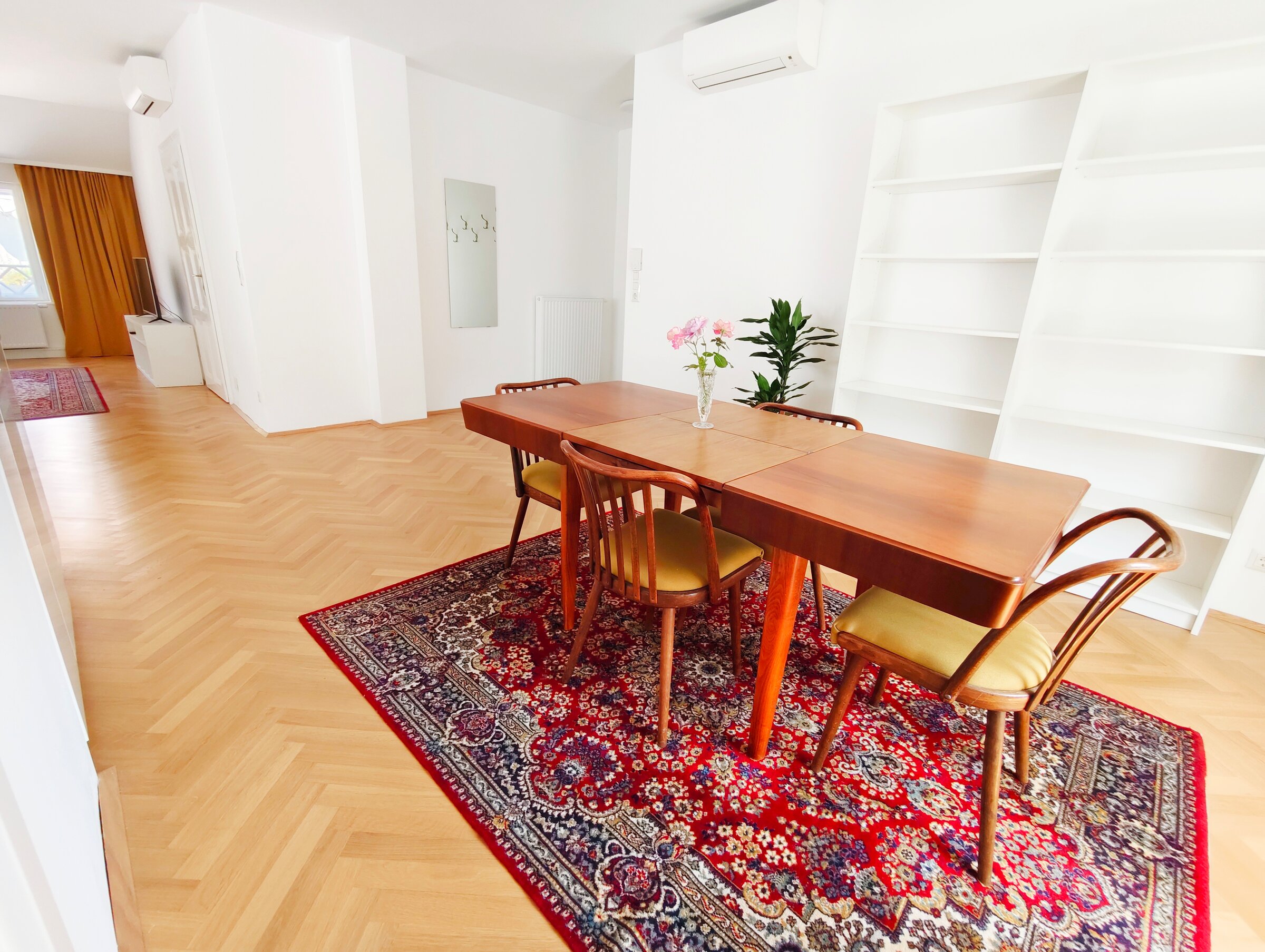 Um einen reizvollen Kontrast zu den übrigen modernen Möbelstücken zu erzielen, wurde der Tisch und die 4 Stühle mit Sorgfalt ausgewählt. Die Eigentümerin ist auch eine bildende Künstlerin.