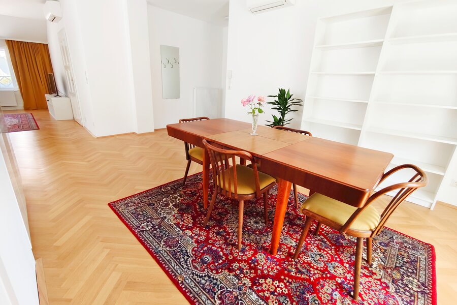 Um einen reizvollen Kontrast zu den übrigen modernen Möbelstücken zu erzielen, wurde der Tisch und die 4 Stühle mit Sorgfalt ausgewählt. Die Eigentümerin ist auch eine bildende Künstlerin.