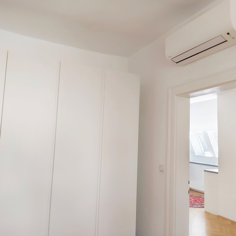 Auch im Schlafzimmer neben dem großzügigen offenen Wohn-, Arbeits- und Essbereich sorgt die Klimaanlage für angenehme Temperaturen.