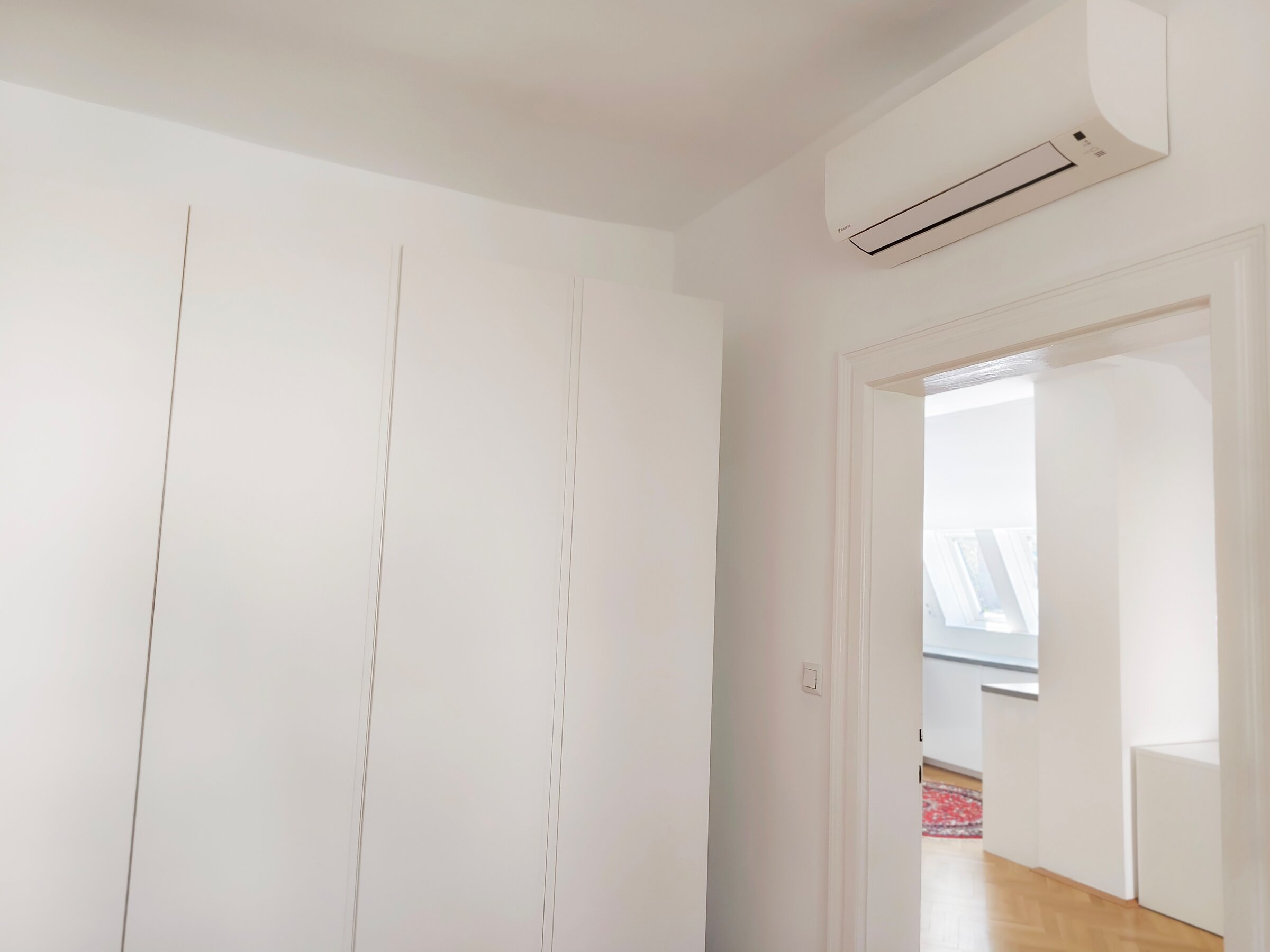 Auch im Schlafzimmer neben dem großzügigen offenen Wohn-, Arbeits- und Essbereich sorgt die Klimaanlage für angenehme Temperaturen.