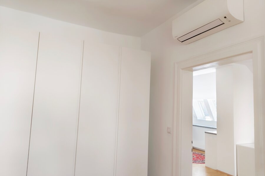 Auch im Schlafzimmer neben dem großzügigen offenen Wohn-, Arbeits- und Essbereich sorgt die Klimaanlage für angenehme Temperaturen.