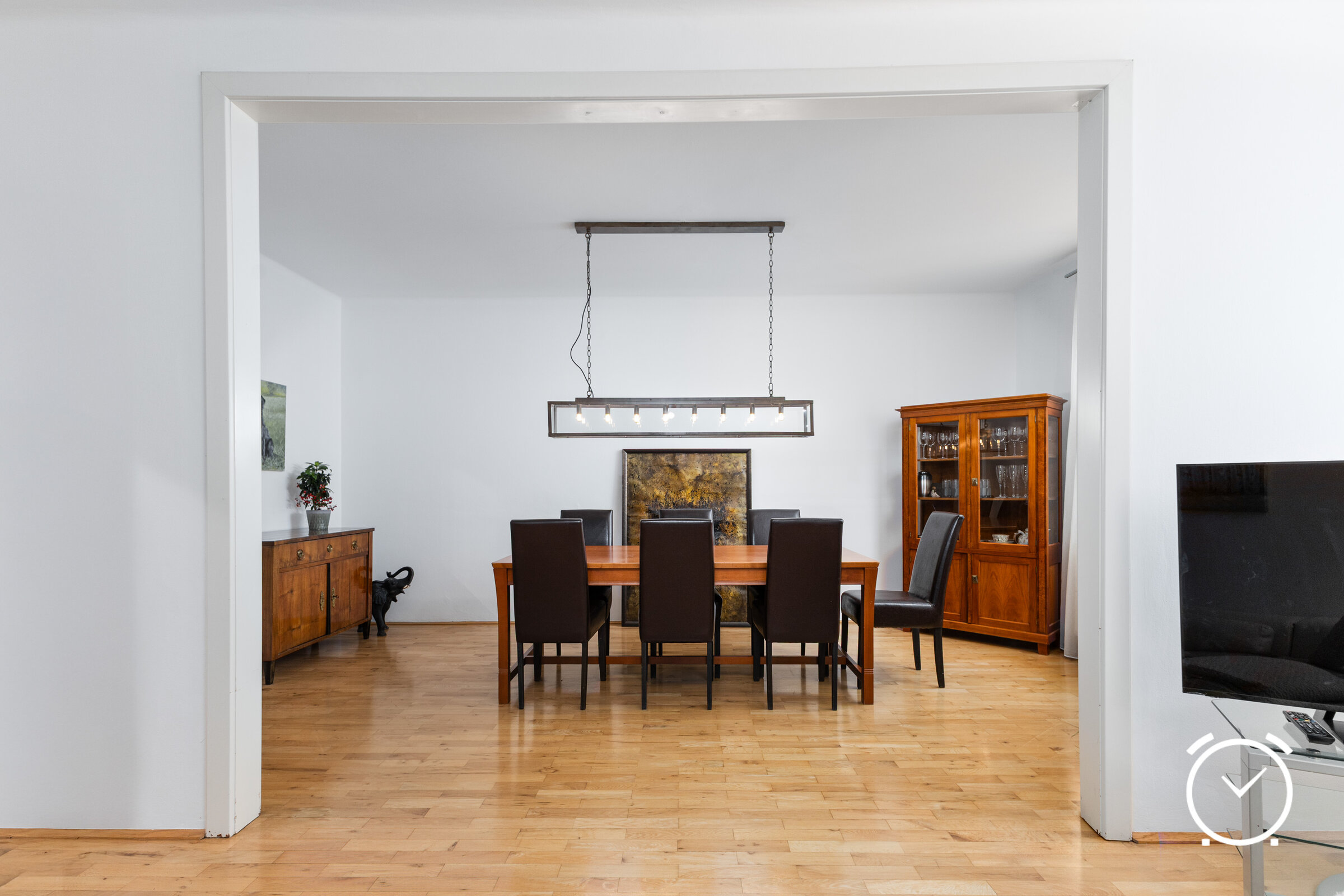 Elegantes Esszimmer mit Holzparkett – 3-Zimmer Wohnung, Kurzzeitmiete & Wohnen auf Zeit für 1 bis 6 Monate in Salzburg