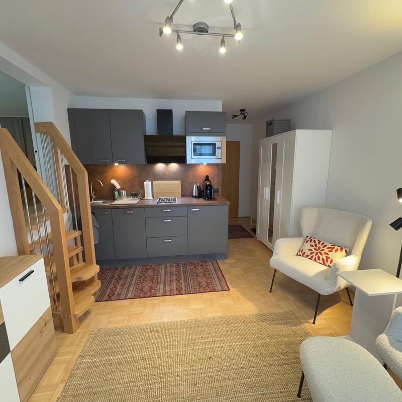 Offener Wohn-Kochbereich mit Galerie – 2-Zimmer-Wohnung zur Kurzzeitmiete, Wohnen auf Zeit 1 bis 6 Monate, Innsbruck