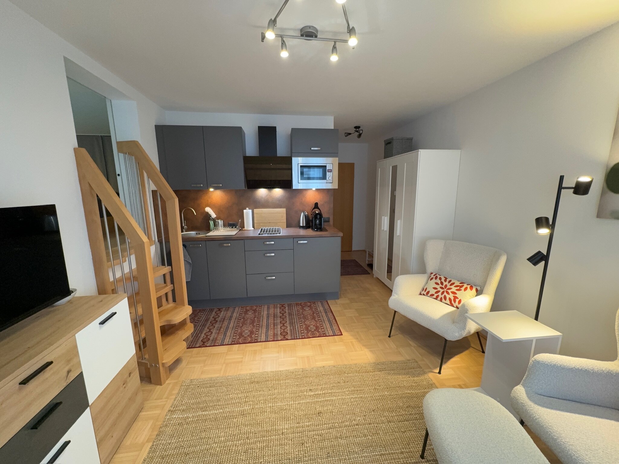 Offener Wohn-Kochbereich mit Galerie – 2-Zimmer-Wohnung zur Kurzzeitmiete, Wohnen auf Zeit 1 bis 6 Monate, Innsbruck