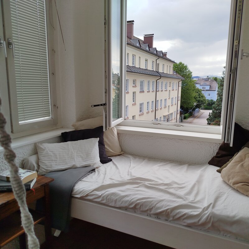 Bright bed by panoramic window with city view – 3-room apartment, short-term rental, temporary housing for 1 to 6 months, Salzburg