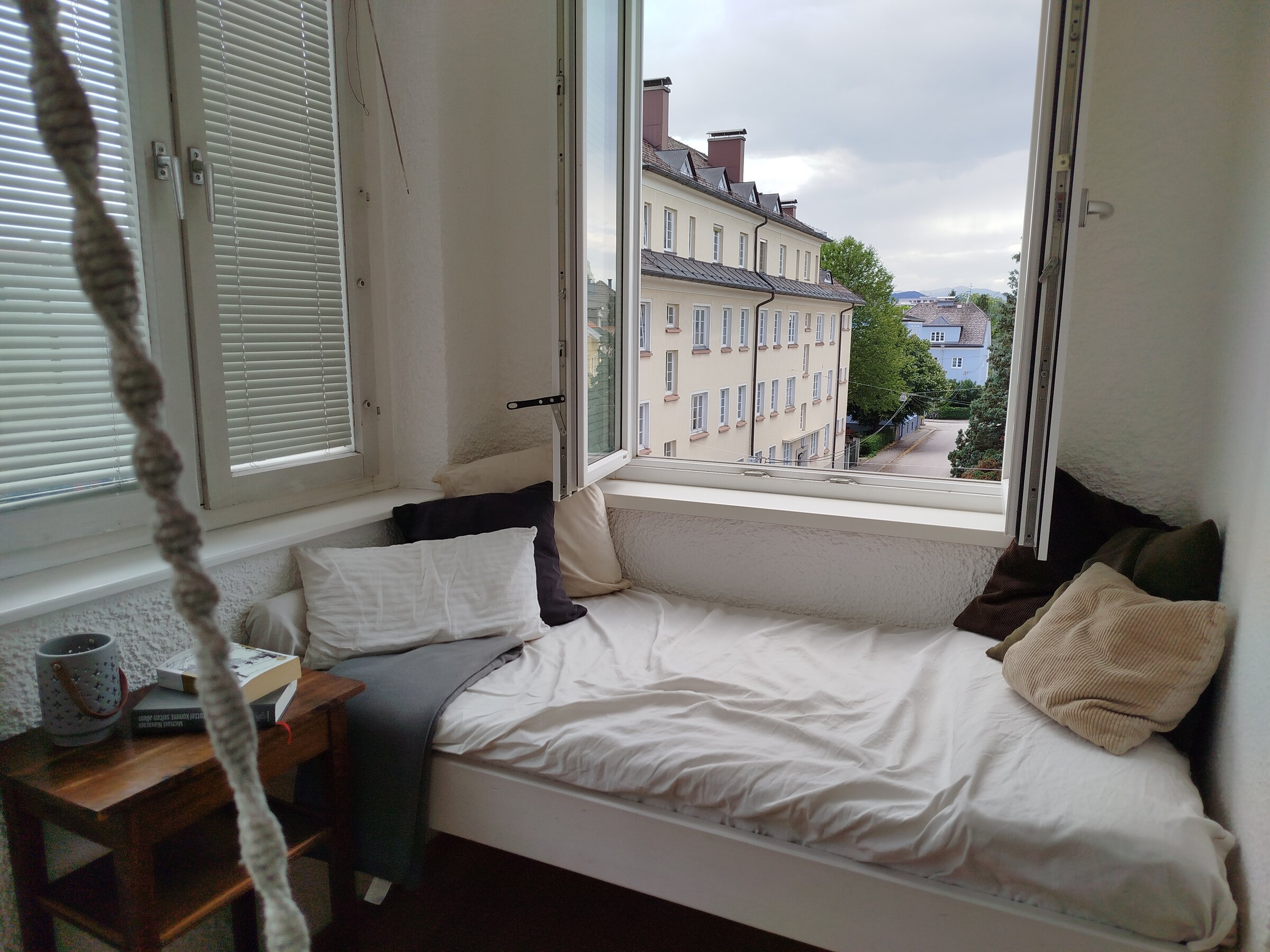 Bright bed by panoramic window with city view – 3-room apartment, short-term rental, temporary housing for 1 to 6 months, Salzburg