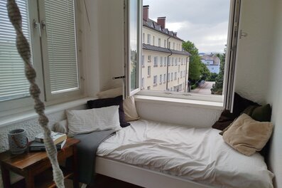 Bright bed by panoramic window with city view – 3-room apartment, short-term rental, temporary housing for 1 to 6 months, Salzburg