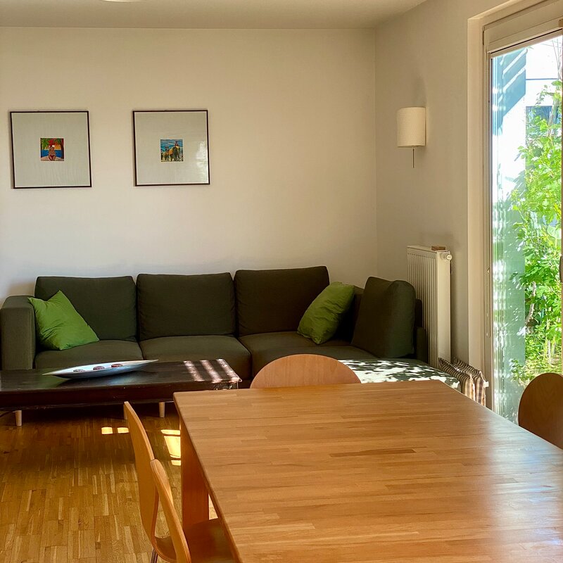 In der großen Wohnküche lädt ein qualitativ hochwertiges Sofa zum Entspannen ein. | © hannabd