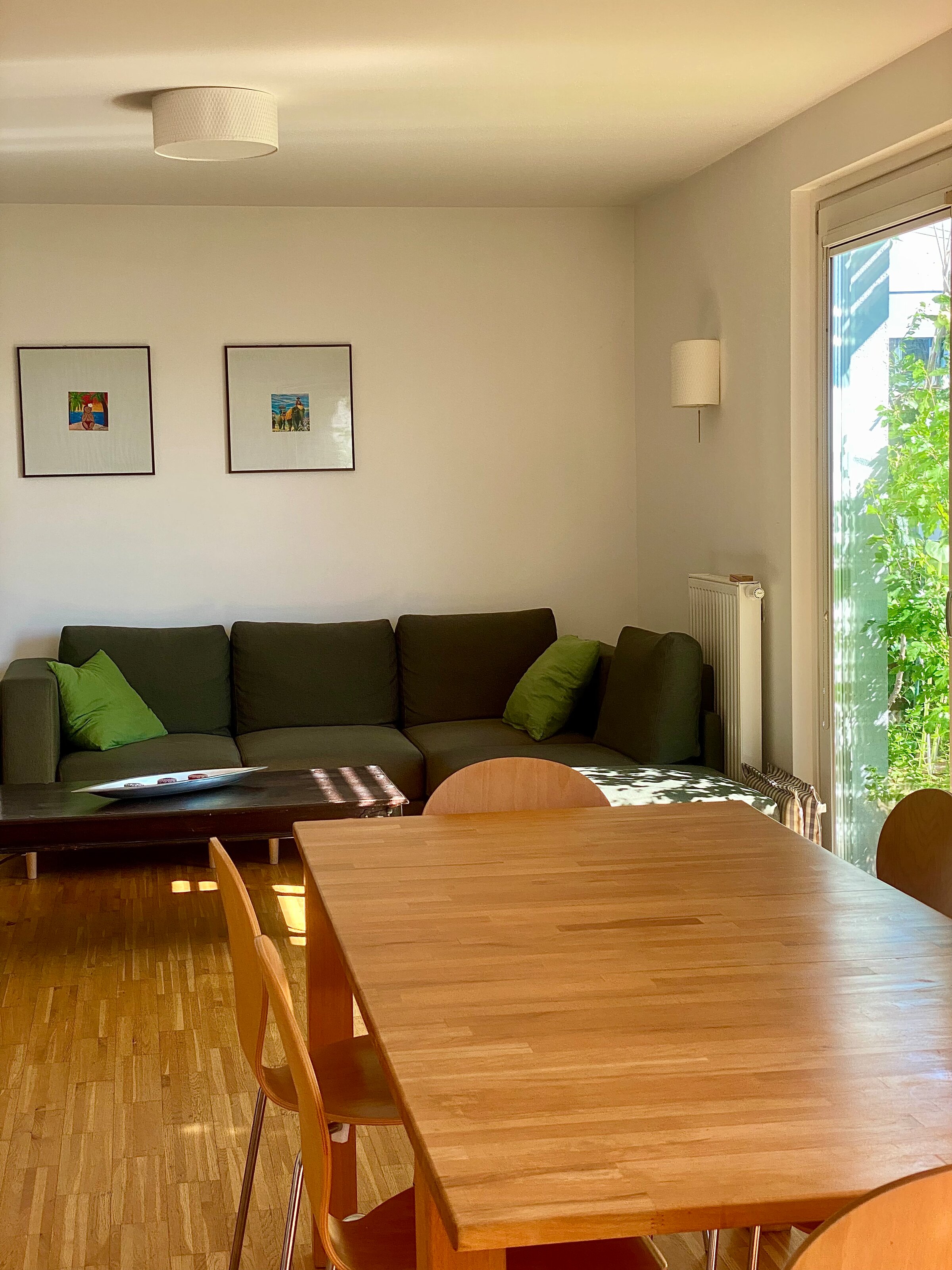 In der großen Wohnküche lädt ein qualitativ hochwertiges Sofa zum Entspannen ein. | © hannabd