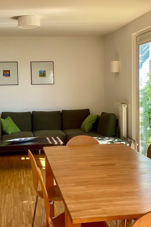 In der großen Wohnküche lädt ein qualitativ hochwertiges Sofa zum Entspannen ein. | © hannabd