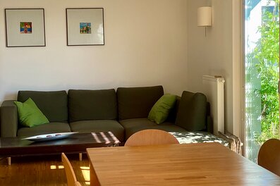 In der großen Wohnküche lädt ein qualitativ hochwertiges Sofa zum Entspannen ein. | © hannabd