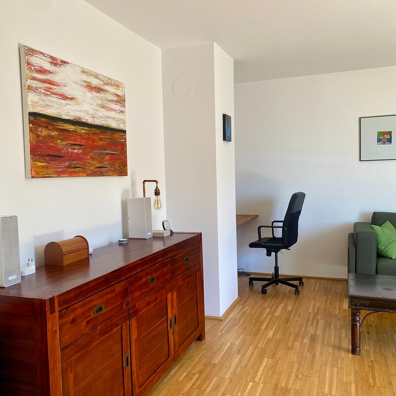 Equipped with a chest of drawers and a workstation with chair | © hannabd