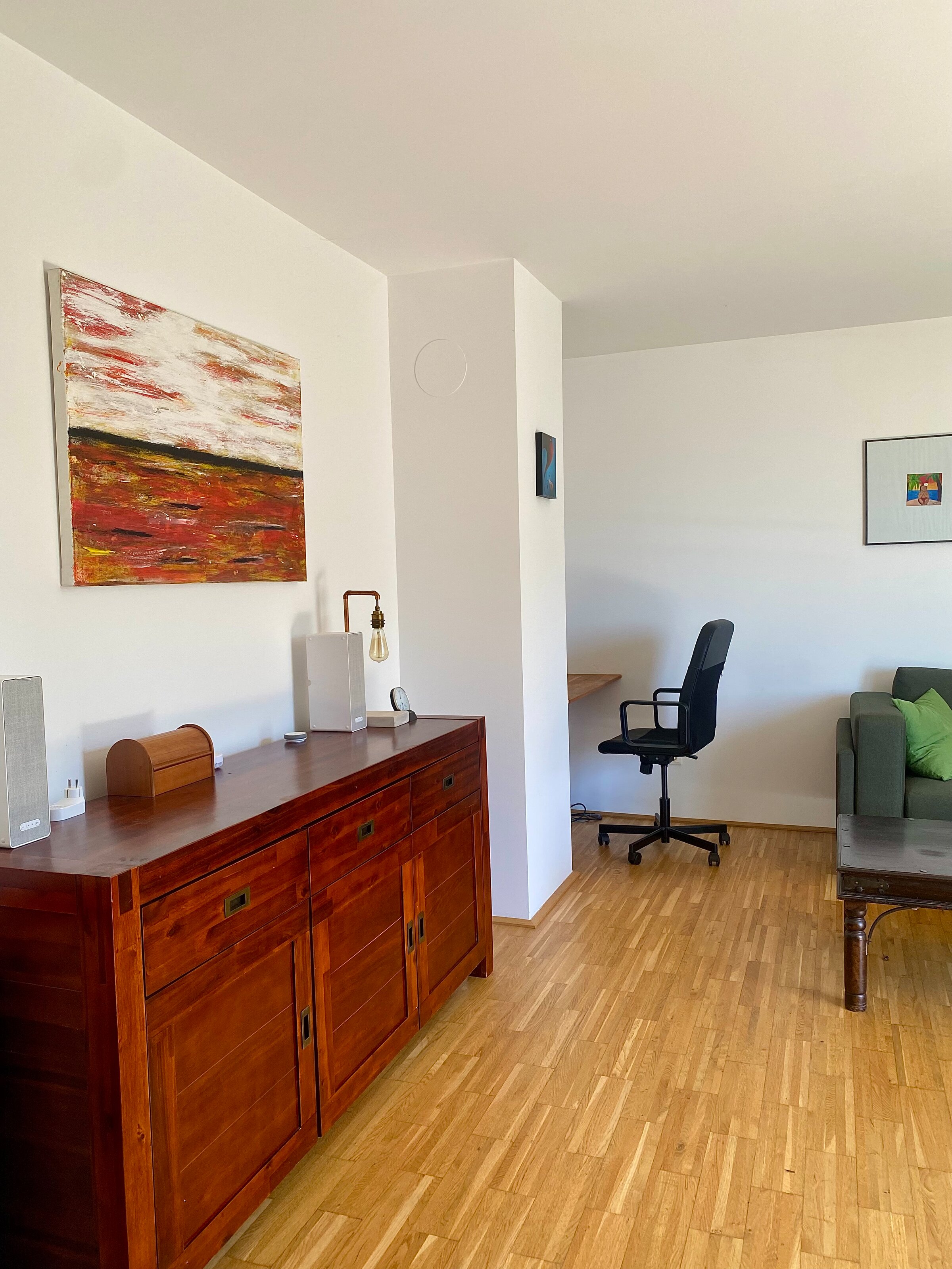 Equipped with a chest of drawers and a workstation with chair | © hannabd