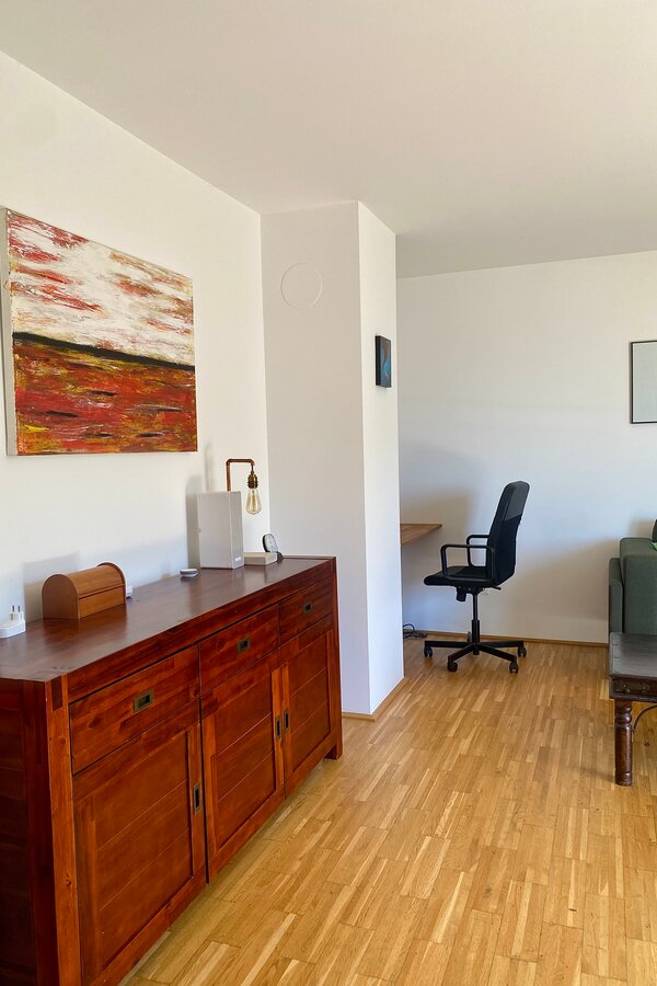 Equipped with a chest of drawers and a workstation with chair | © hannabd