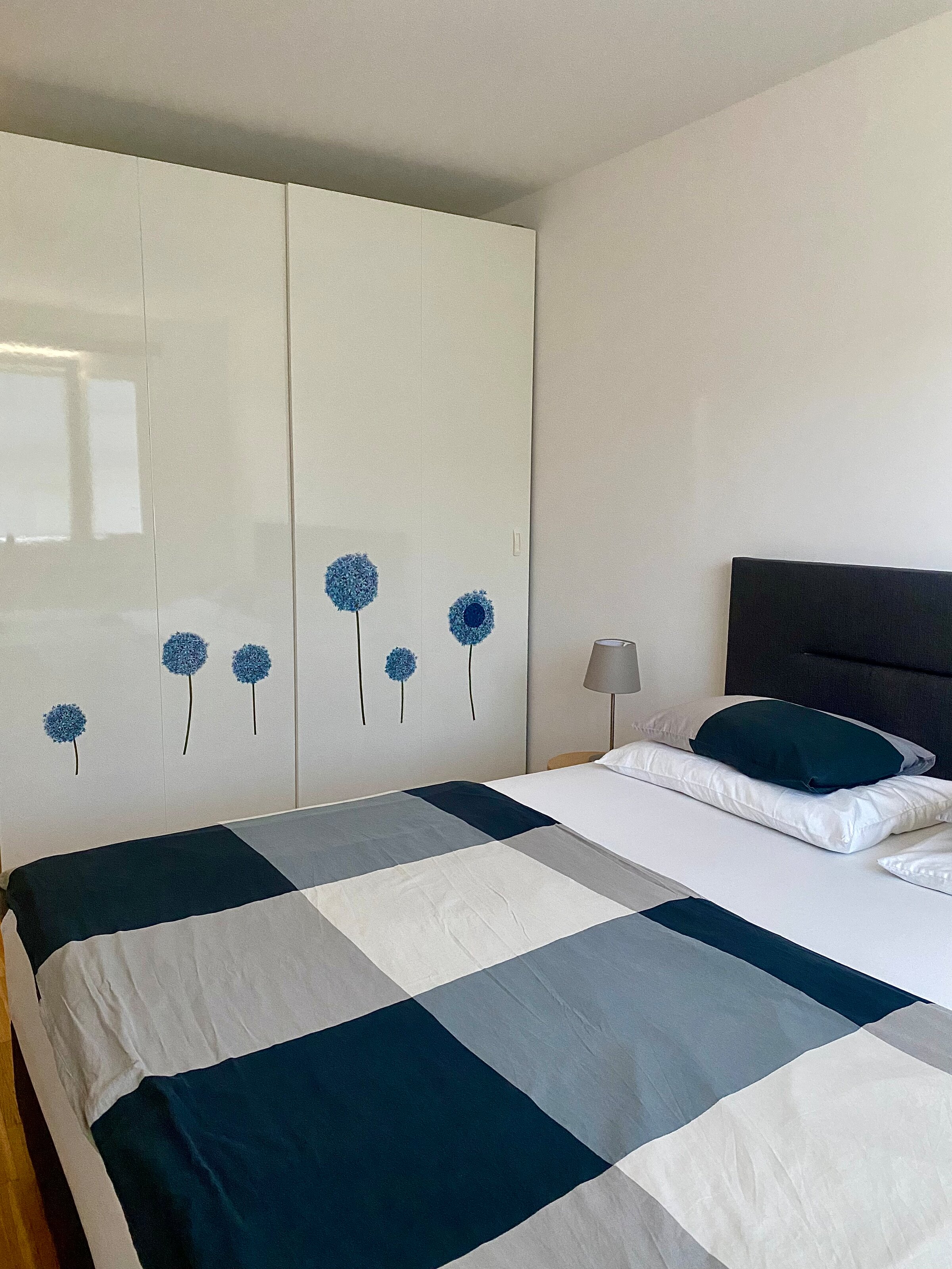 Large box spring bed + storage box + chest of drawers | © hannabd