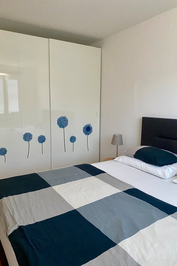 Large box spring bed + storage box + chest of drawers | © hannabd