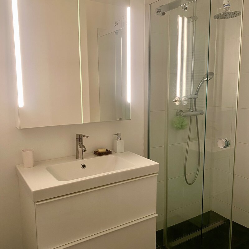 Walk-in shower, plenty of storage space | © hannabd