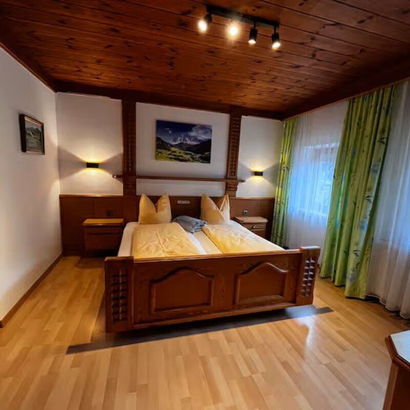 Bedroom with double bed | © Haidachhof