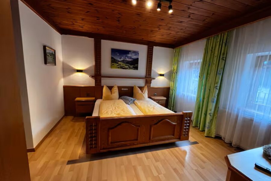Bedroom with double bed | © Haidachhof