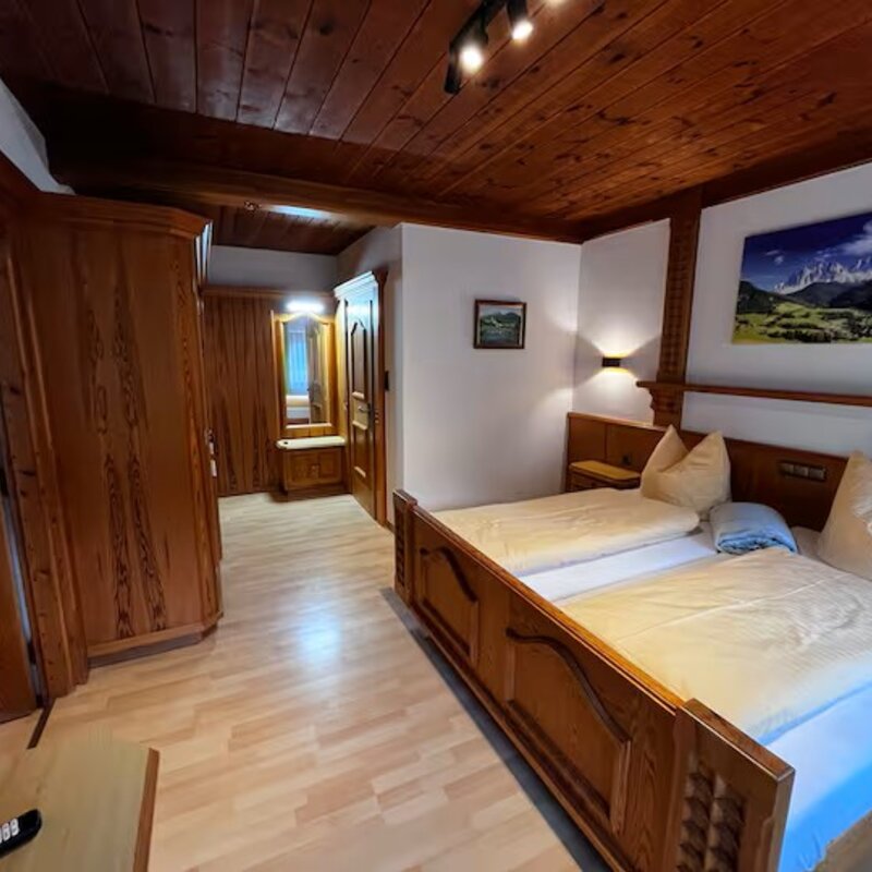Bedroom with bathroom access | © Haidachhof