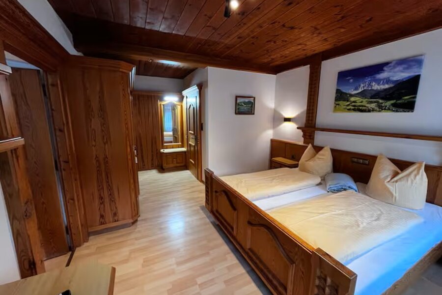 Bedroom with bathroom access | © Haidachhof