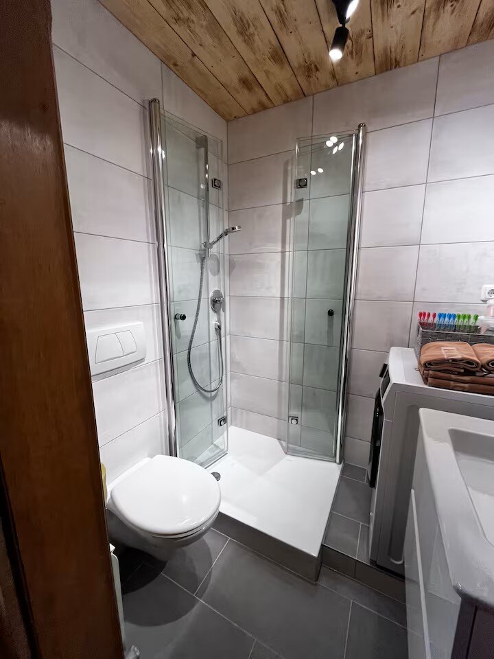 Bathroom with shower, WC, washbasin, washing machine | © Haidachhof