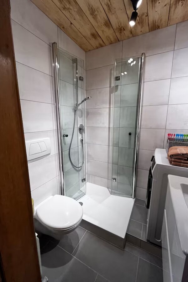 Bathroom with shower, WC, washbasin, washing machine | © Haidachhof