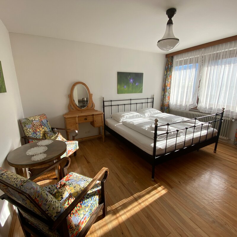 Gemütliches 1-Zimmer Apartment mit Holzboden & bunten Sesseln – Kurzzeitmiete & Wohnen auf Zeit für 1 bis 6 Monate in Saalfelden