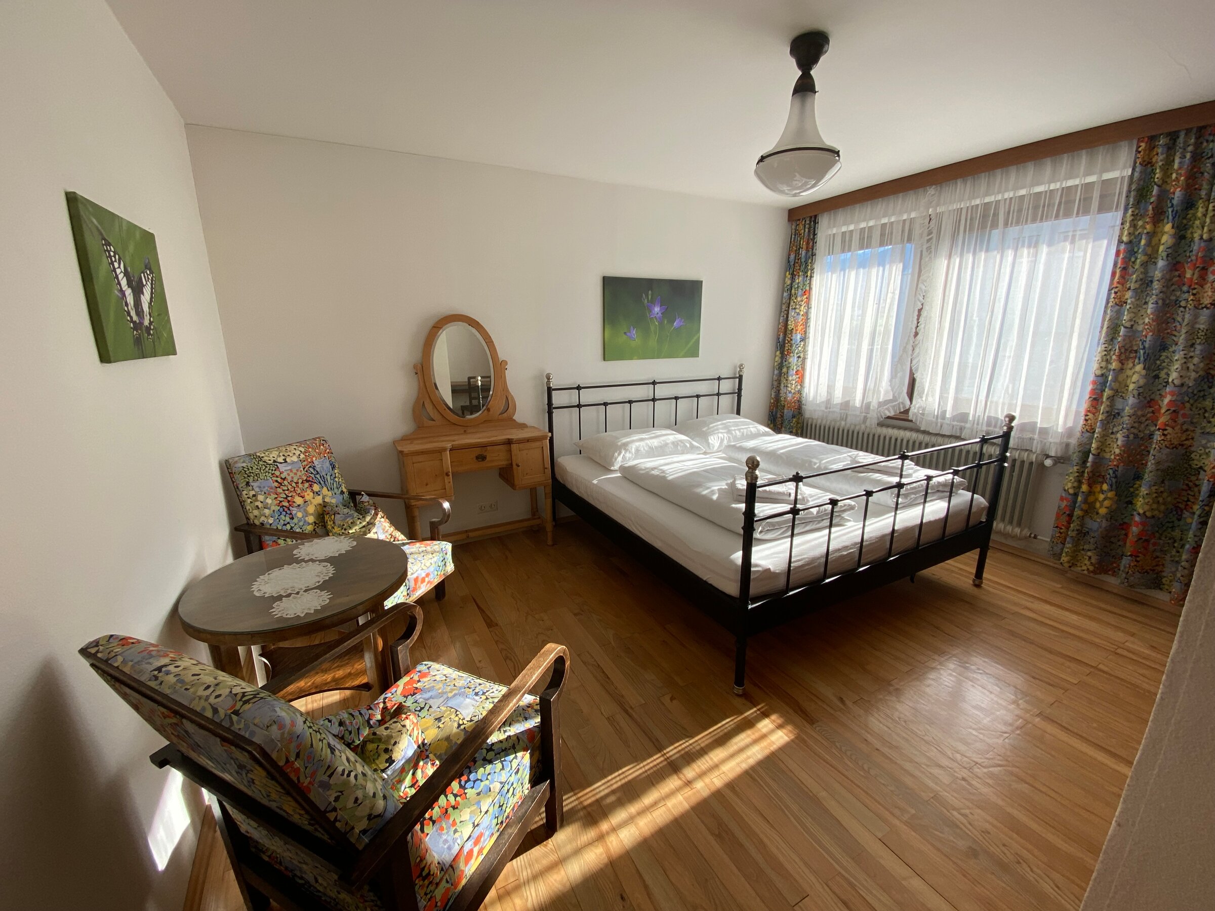 Gemütliches 1-Zimmer Apartment mit Holzboden & bunten Sesseln – Kurzzeitmiete & Wohnen auf Zeit für 1 bis 6 Monate in Saalfelden