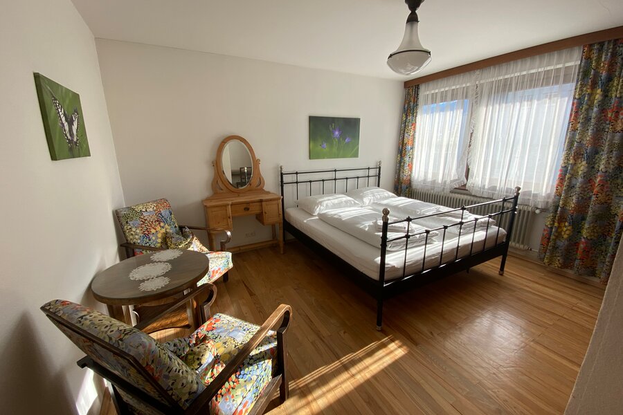 Gemütliches 1-Zimmer Apartment mit Holzboden & bunten Sesseln – Kurzzeitmiete & Wohnen auf Zeit für 1 bis 6 Monate in Saalfelden