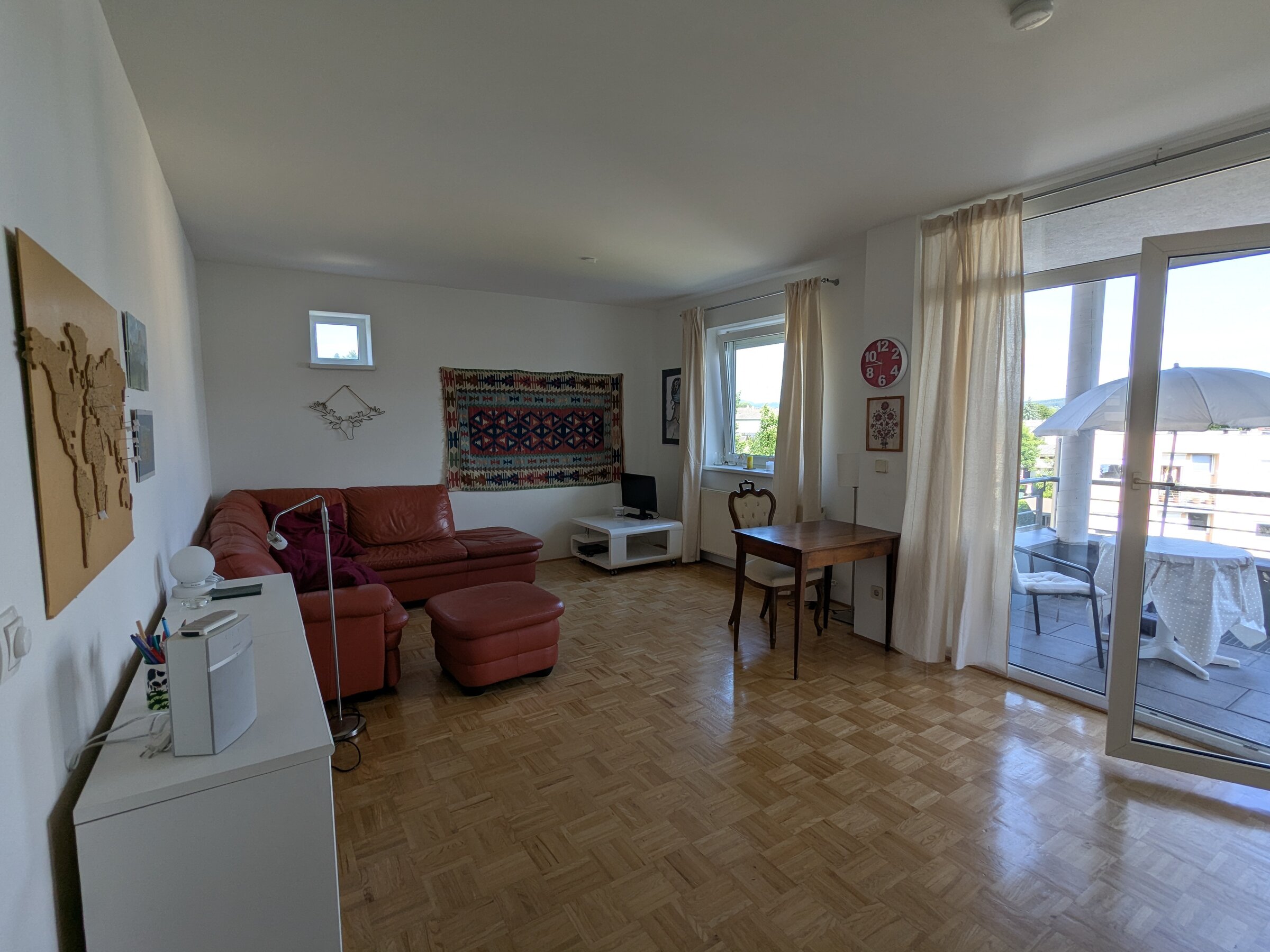 Wohnzimmer mit Zugang zum sonnigen Balkon