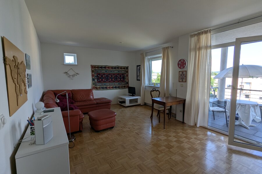 Wohnzimmer mit Zugang zum sonnigen Balkon