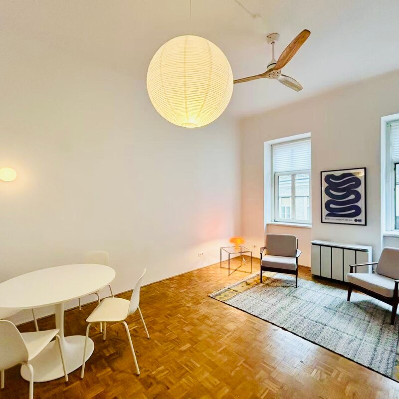 Helles Wohnzimmer mit Parkettboden & Designermöbeln – 2-Zimmer-Wohnung zur Kurzzeitmiete & Wohnen auf Zeit für 1 bis 6 Monate in Wien