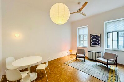 Helles Wohnzimmer mit Parkettboden & Designermöbeln – 2-Zimmer-Wohnung zur Kurzzeitmiete & Wohnen auf Zeit für 1 bis 6 Monate in Wien