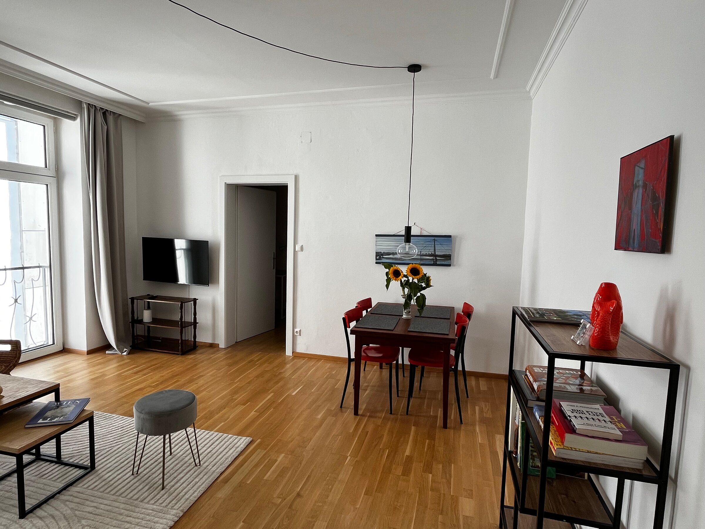 Bright living area with dining table & parquet – 3-room apartment for short-term rental & temporary housing for 1 to 6 months in Vienna