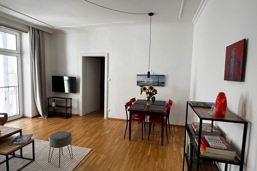 Bright living area with dining table & parquet – 3-room apartment for short-term rental & temporary housing for 1 to 6 months in Vienna