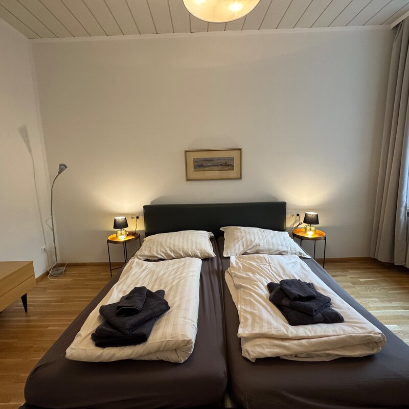 Schlafzimmer 1