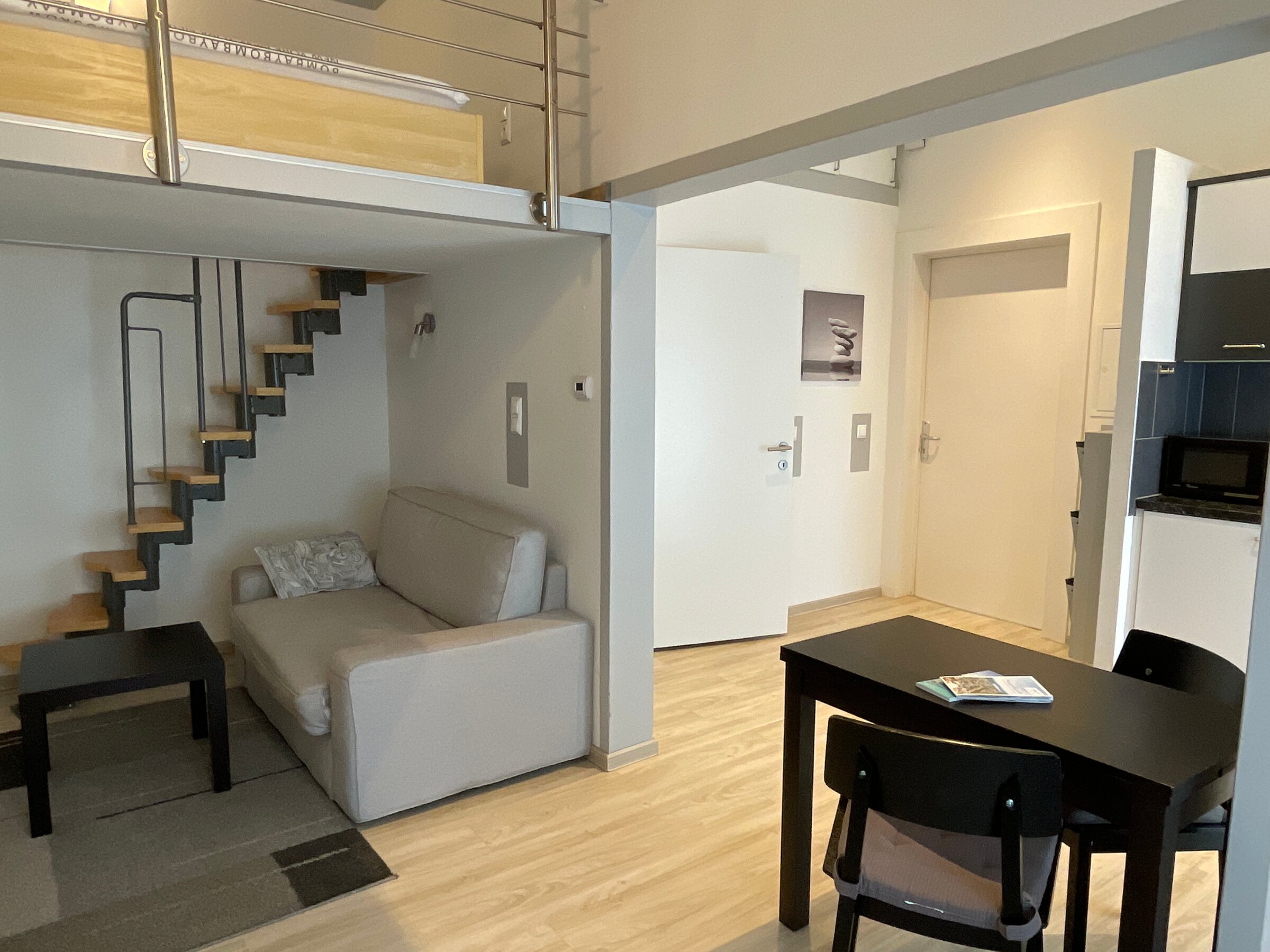 Möbliertes 1-Zimmer Apartment mit Galerie & Wohnbereich – Kurzzeitmiete & Wohnen auf Zeit für 1 bis 6 Monate in Klagenfurt