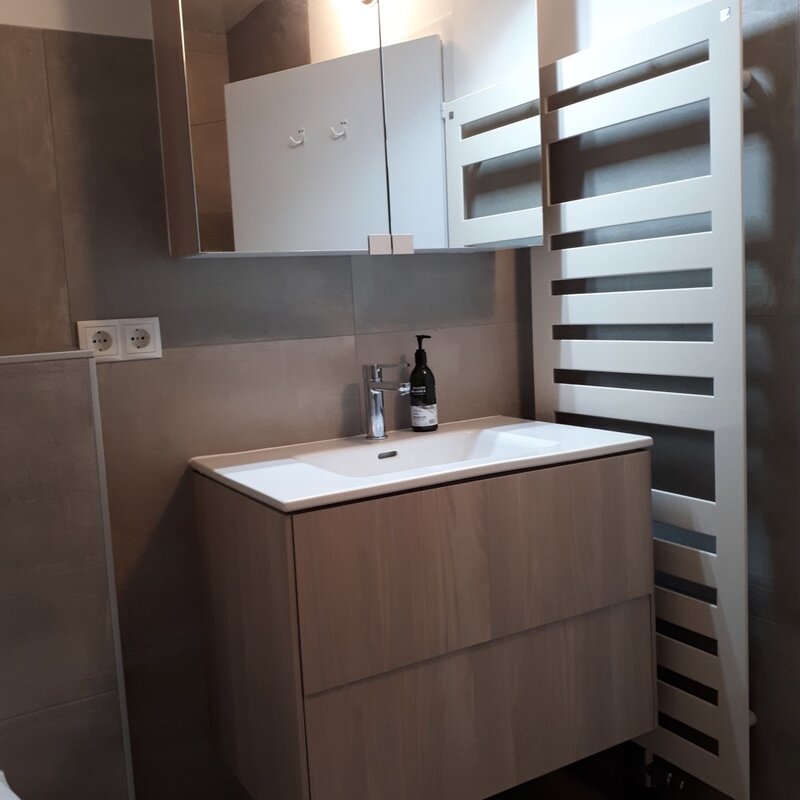 Waschbecken mit Handtuchwärmer