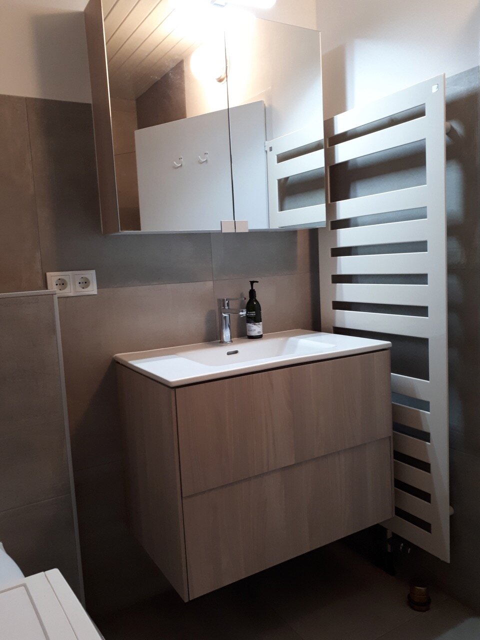 Waschbecken mit Handtuchwärmer