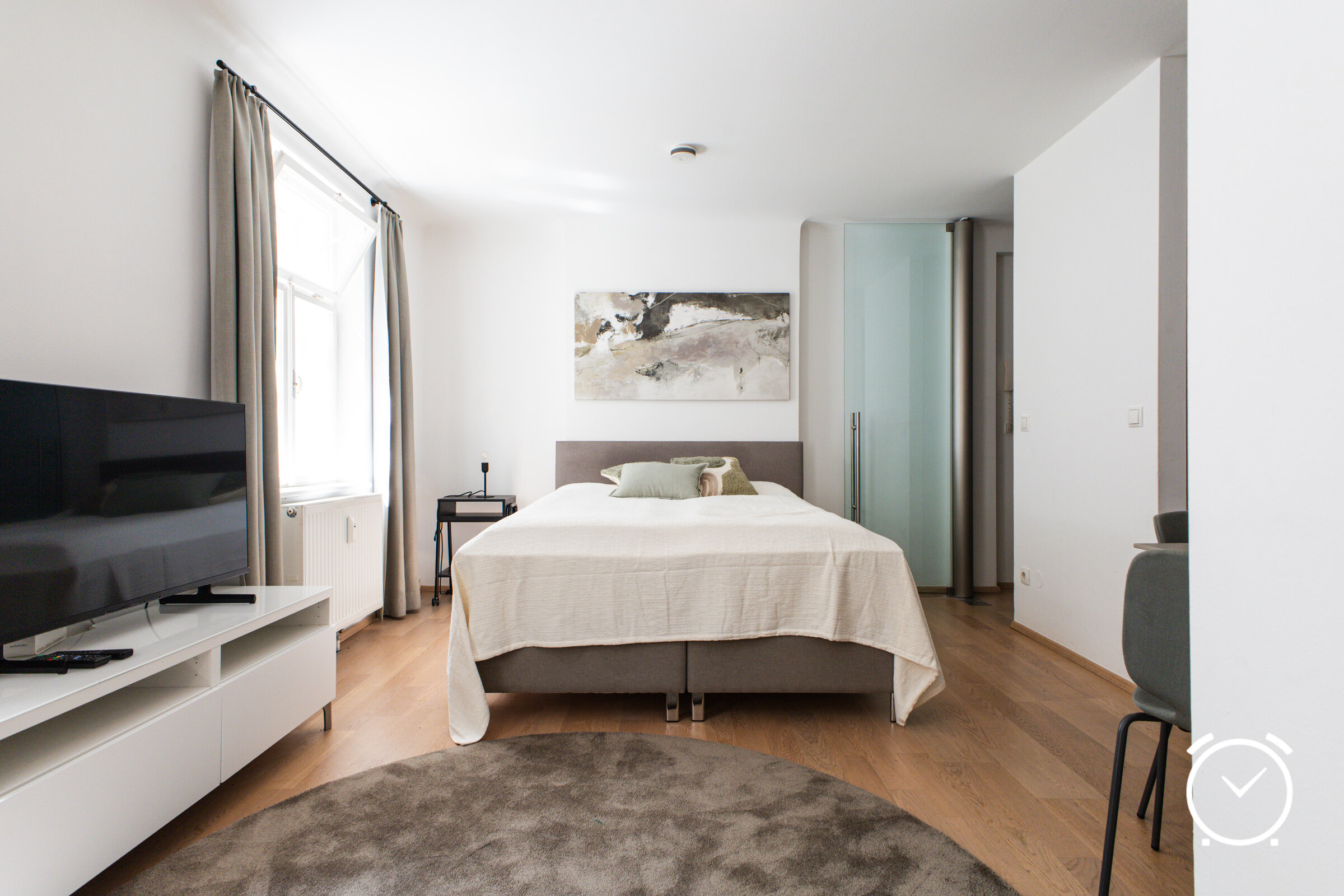 Helles Schlafzimmer mit Doppelbett & TV – 1-Zimmer Wohnung zur Kurzzeitmiete, Wohnen auf Zeit 1 bis 6 Monate, Salzburg