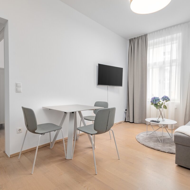 Helles Wohnzimmer mit Esstisch & Sofa – 2-Zimmer Wohnung zur Kurzzeitmiete & Wohnen auf Zeit 1 bis 6 Monate Salzburg