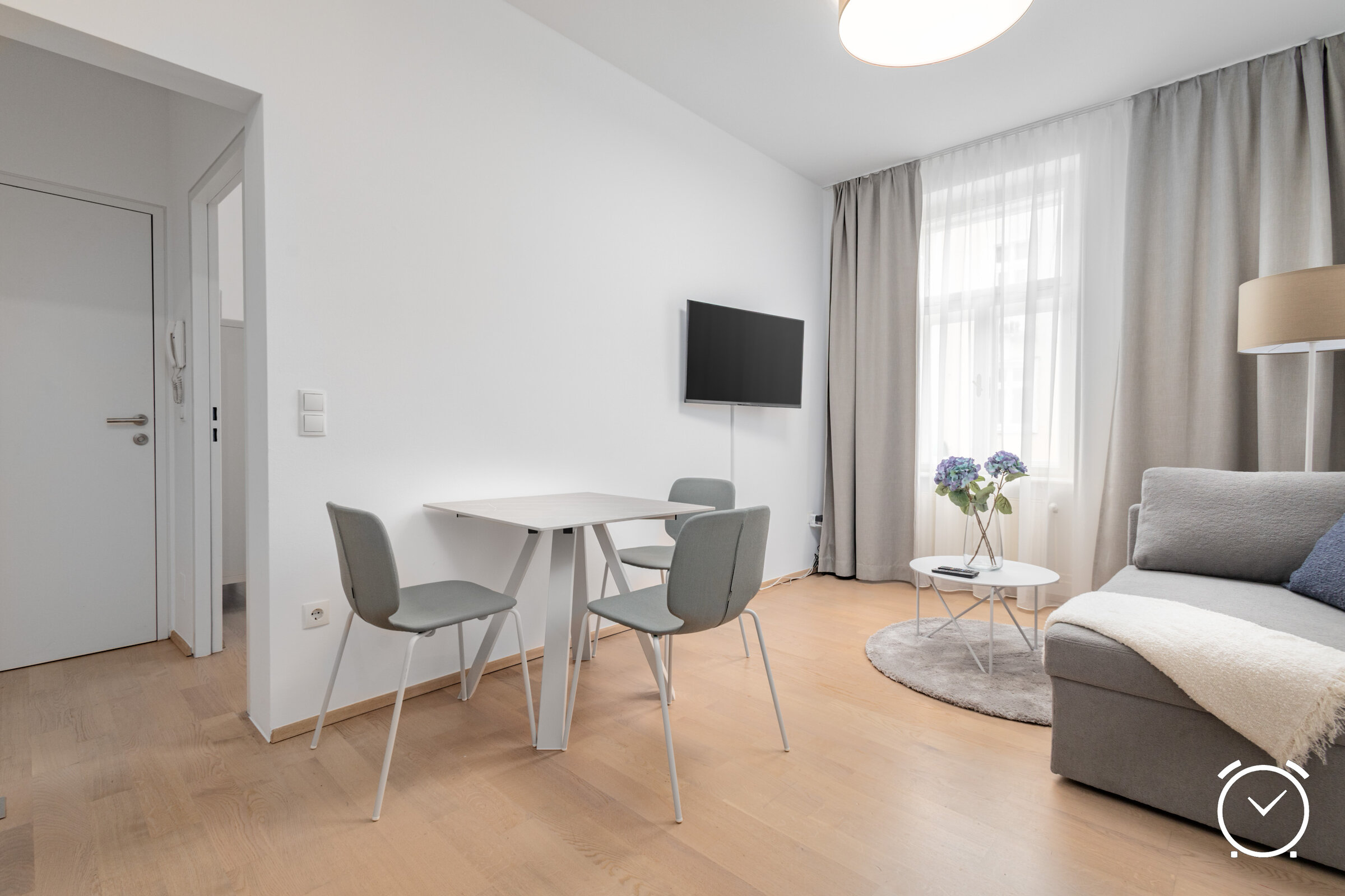 Helles Wohnzimmer mit Esstisch & Sofa – 2-Zimmer Wohnung zur Kurzzeitmiete & Wohnen auf Zeit 1 bis 6 Monate Salzburg
